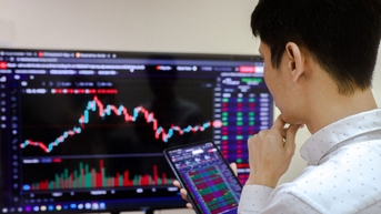 Lực bán gia tăng, VN-Index giảm tiếp gần 8 điểm