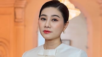 Quế Trân khóc nhớ cha khi nhận danh hiệu NSND
