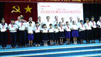Tặng 200 suất hỗ trợ học bổng đến học sinh vùng biên Long An