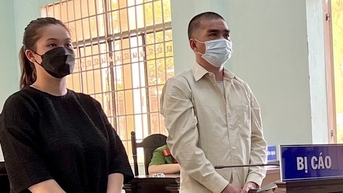 Không xử lý mẹ và người tình lôi kéo bé trai 3 tuổi hút ma túy
