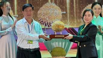 Sốc: Ba quả sầu riêng được bán đấu giá hơn 2,5 tỷ đồng