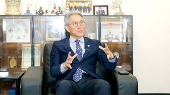더 나은 미래를 향해, 더 가깝고 더 친밀하게