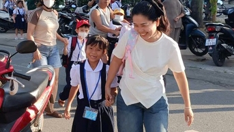 Phụ huynh lấp ló ngoài cổng trường dõi theo con