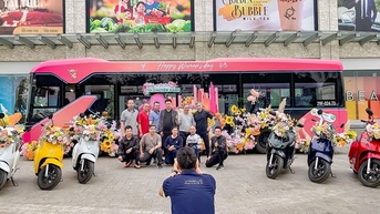 Phái nữ bất ngờ khi được tặng quà 8/3 trên xe VinBus