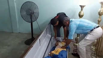 Cụ bà sống dậy, đập quan tài giữa tang lễ