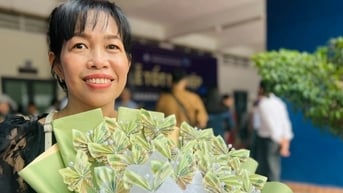 Mẹ tặng hoa tiền cho con trai trong lễ tốt nghiệp, lý do bất ngờ