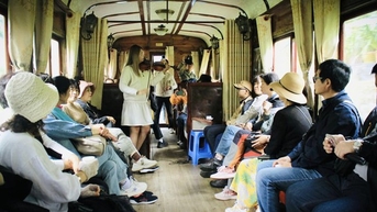 Đi tàu cổ Đà Lạt, khách được uống trà, xem biểu diễn nhạc cụ miễn phí