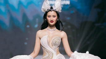 Hoa hậu Ý Nhi xuất hiện gợi cảm, làm vedette sau khi công khai dao kéo