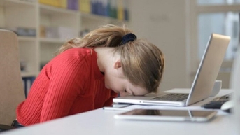 3 điều chỉnh giúp người làm việc bàn giấy tránh đau lưng, cổ
