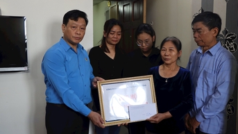 Công đoàn Bộ TN&MT thăm hỏi, động viên gia đình công đoàn viên có hoàn cảnh đặc biệt khó khăn