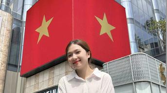 국경일에는 하노이의 대형 건물들이 국기로 빨간색으로 물들었습니다.