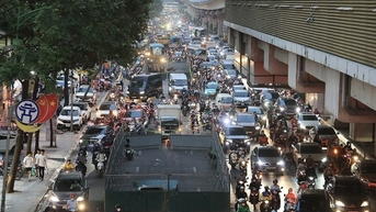 Lô cốt "bủa vây" lòng đường, Hà Nội tắc càng thêm tắc