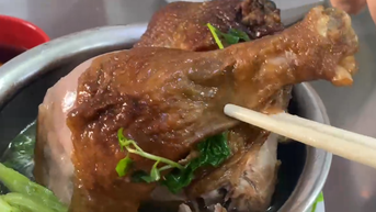 Chiếc đùi vịt to tổ chảng ở mì Dìn Chón, đắt nhưng xứng đáng
