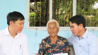 Mặt trận tỉnh Phú Yên thăm, tặng quà các Mẹ Việt Nam anh hùng