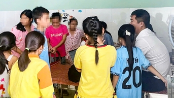 15 học sinh đau bụng, buồn nôn nhập viện: Do 'hiệu ứng đám đông'