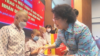 Phó Chủ tịch Tô Thị Bích Châu thăm, tặng quà Tết cho bệnh nhân ung thư