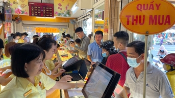 Giá vàng bật tăng sau 1 ngày lao dốc, người dân lại ồ ạt đi mua vào