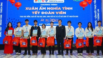 Nhận học bổng cận tết, sinh viên nghèo xúc động ‘có thêm tiền để phụ giúp mẹ’
