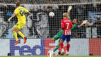 Thủ môn Lazio ghi bàn ở phút bù tại Champions League