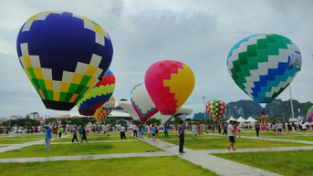 ភ្ញៀវ​ទេសចរ​អន្ទះ​អន្ទែង​ចង់​ពិសោធ​ខ្យល់​អាកាស​ក្តៅ​នៅ​ហាឡុង