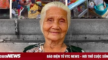 한때 유명했던 가수는 관객들로부터 250만 VND를 받자 눈물을 흘렸다.