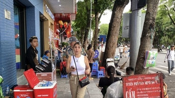 Hình ảnh trái ngược giữa những đoạn vỉa hè đã và chưa cho thuê tại Hà Nội