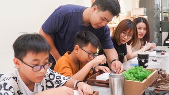 Sinh viên mở workshop làm tiêu bản, kết nối nhiều bạn bè quốc tế