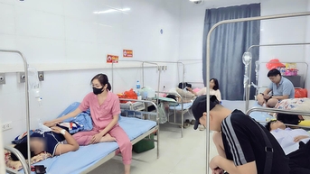 Nguy cơ ngộ độc thực phẩm quanh cổng trường học
