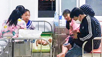 15 học sinh tiểu học đau bụng, nôn ói nhập viện sau khi ăn sữa chua