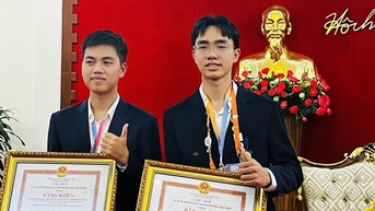 호치민 시는 ISEF 상을 수상한 2명의 학생에게 공로증과 5,000만 VND의 상금을 수여했습니다.