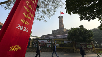 Hà Nội: Nắng vàng rực rỡ trong buổi sáng đầu năm 2025