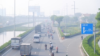 TPHCM sương mù bao phủ, bụi mịn vượt chuẩn