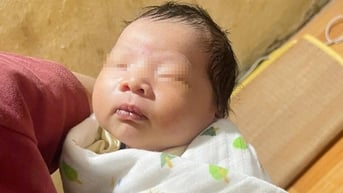 Bé gái sơ sinh bị bỏ rơi kèm lá thư ở TPHCM