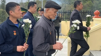 Dâng hương tưởng niệm liệt sĩ hy sinh trong cuộc chiến đấu bảo vệ biên giới phía bắc