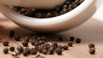 ការនាំចេញយឺត លំហូរមូលធនបានផ្លាស់ប្តូរជាបណ្តើរៗទៅកាន់កាហ្វេ ដោយជំរុញឱ្យតម្លៃម្រេចក្នុងស្រុកធ្លាក់ចុះជាបន្តបន្ទាប់