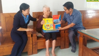 Lãnh đạo huyện Đắk R’lấp thăm Mẹ Việt Nam Anh hùng Hoàng Thị Khiết