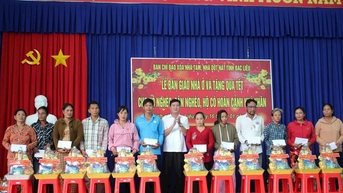 Bạc Liêu bàn giao 27 căn nhà cho hộ nghèo