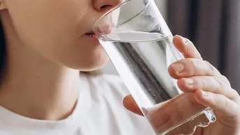 Cách tốt nhất để uống nước ngay khi thức dậy vào buổi sáng