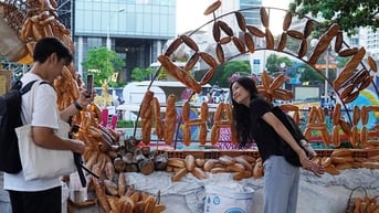 Du khách thích thú check-in bên tháp bánh mì đặc ruột Nha Trang