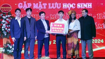 Gặp mặt, tặng quà lưu học sinh các nước Lào, Campuchia, Mozambique, Hàn Quốc
