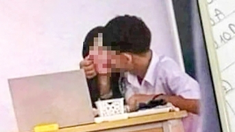 Xác minh clip nam sinh có hành động thân mật với 'cô gái' tại bàn giáo viên