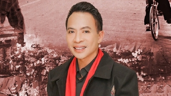 Vừa bị bão số 3 gây thiệt hại nặng nề, NSƯT Việt Hoàn vẫn tham gia đêm nhạc ủng hộ người dân vùng lũ