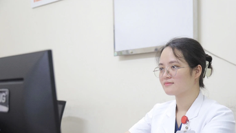 Nữ bác sĩ bị tai nạn hy hữu nghiêm trọng ở quán cà phê đi làm trở lại bằng xe lăn