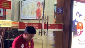 Vất vả mua vàng mùa cưới để 'trả nợ', khách chậm chân đành đi về tay không