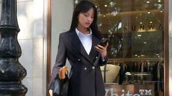 블레이저와 함께 입으면 꼭 필요한 스커트 3가지