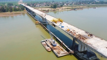 Cầu vượt sông nối 2 tỉnh Nghệ An và Hà Tĩnh trước ngày hợp long