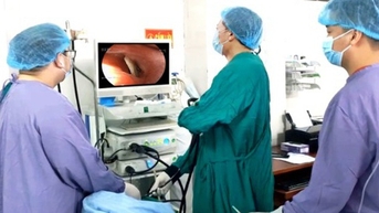 Bé gái 7 tuổi ở Tuyên Quang nhập viện gấp sau khi ăn cháo sáng