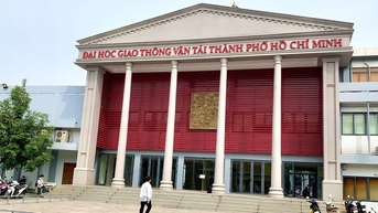 Sinh viên bức xúc vì IELTS 7.5 vẫn phải đóng tiền học tiếng Anh tại trường