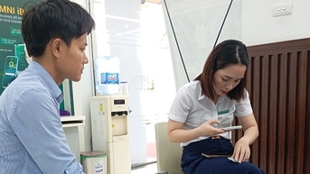 Chờ chực cả buổi, nhiều tình huống bi hài ở ngân hàng chờ xác thực khuôn mặt