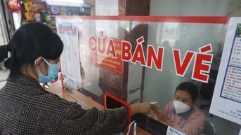 Chật vật mua vé tàu, xe về quê ngày cận Tết